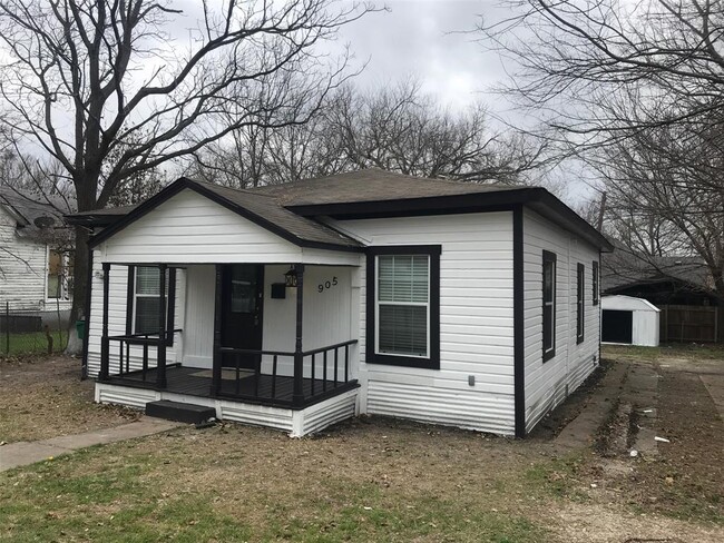 Building Photo - 905 N Bradley St