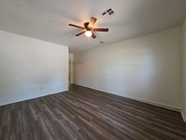 Building Photo - 3 bedroom home in Tecumseh!