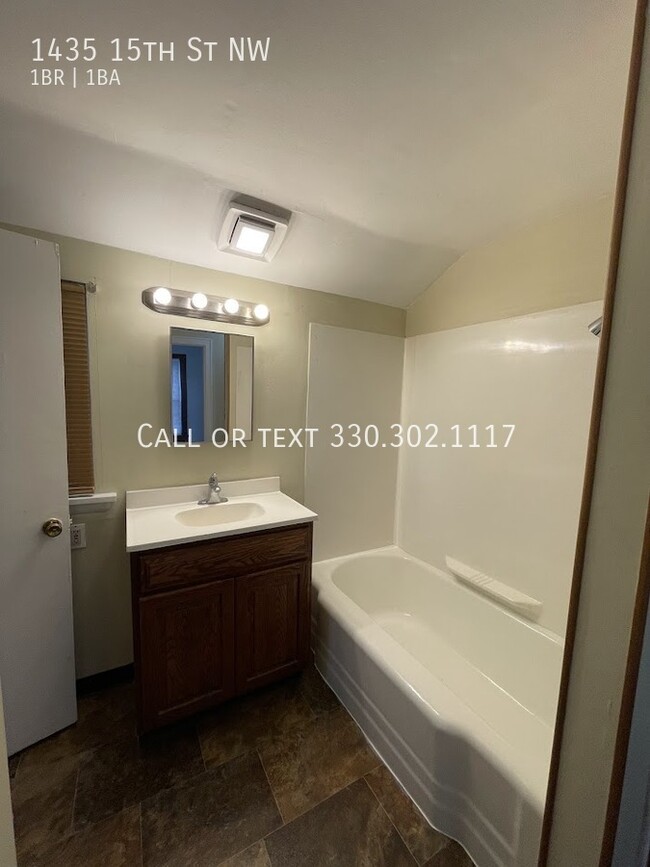 Building Photo - One bedroom one bathroom first level vinta...