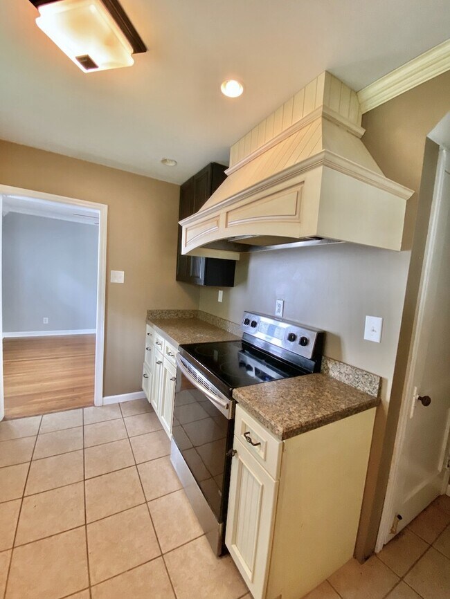 Building Photo - Adorable Remodeled 3 Bedroom Cape Cod!