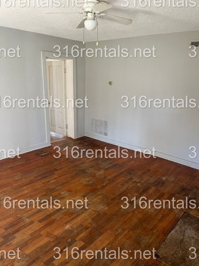 Building Photo - $775 - 2 bed 1 bath - Single Family Home