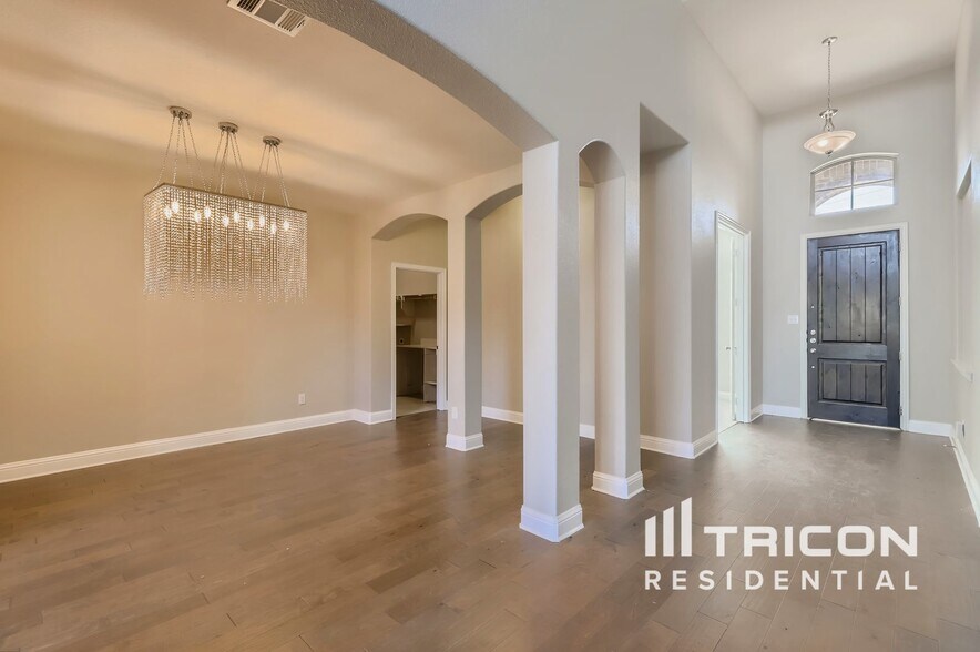 Building Photo - 319 S Hill Dr