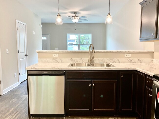 Building Photo - Well maintained Townhome in Piney Green!