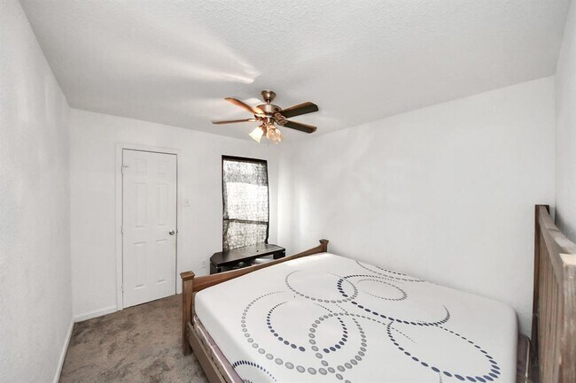 Building Photo - 8100 Creekbend Dr