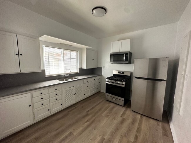 Building Photo - Beautifully Updated and Spacious 1B/1B in Belmont Shore!