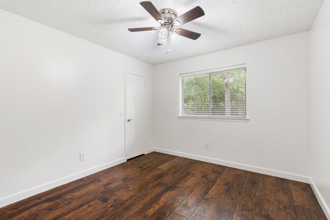 Building Photo - 10 Rockridge Ct