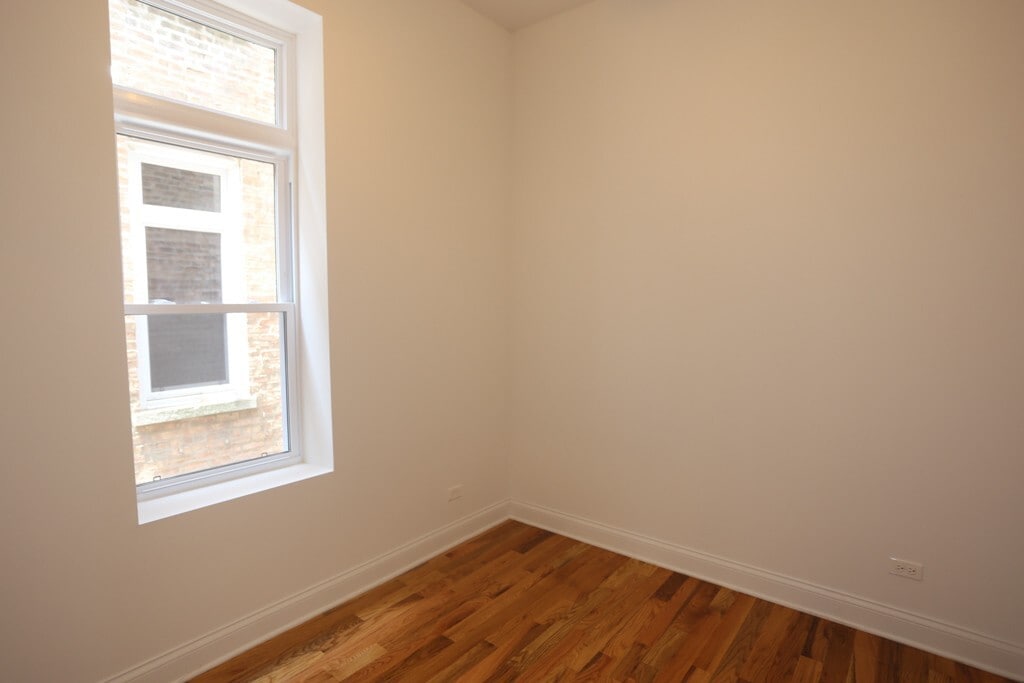 Building Photo - 1706 W Sunnyside Ave