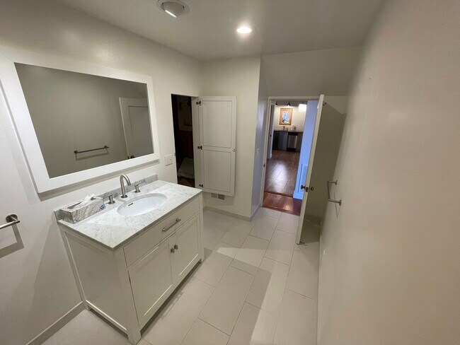 Building Photo - 1915 Oakview Dr