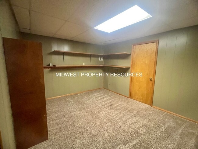 Building Photo - Refreshing & Tidy Lee's Summit Split for L...