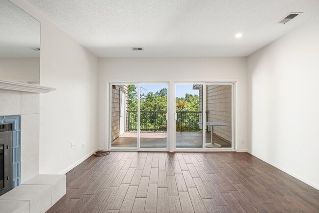 Building Photo - Updated 2BD/2BA Condo in North Portland! S...