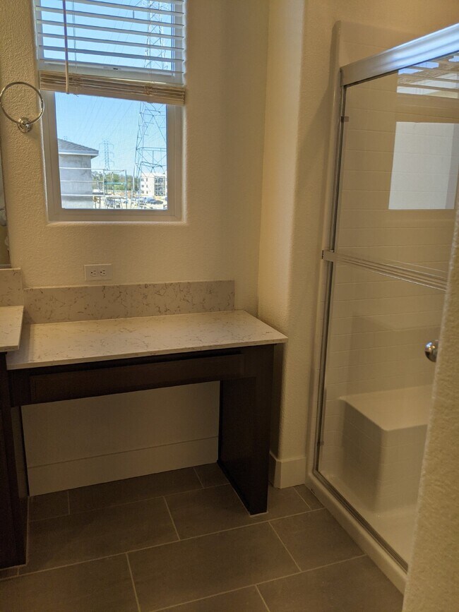Building Photo - Prime location in Merced!