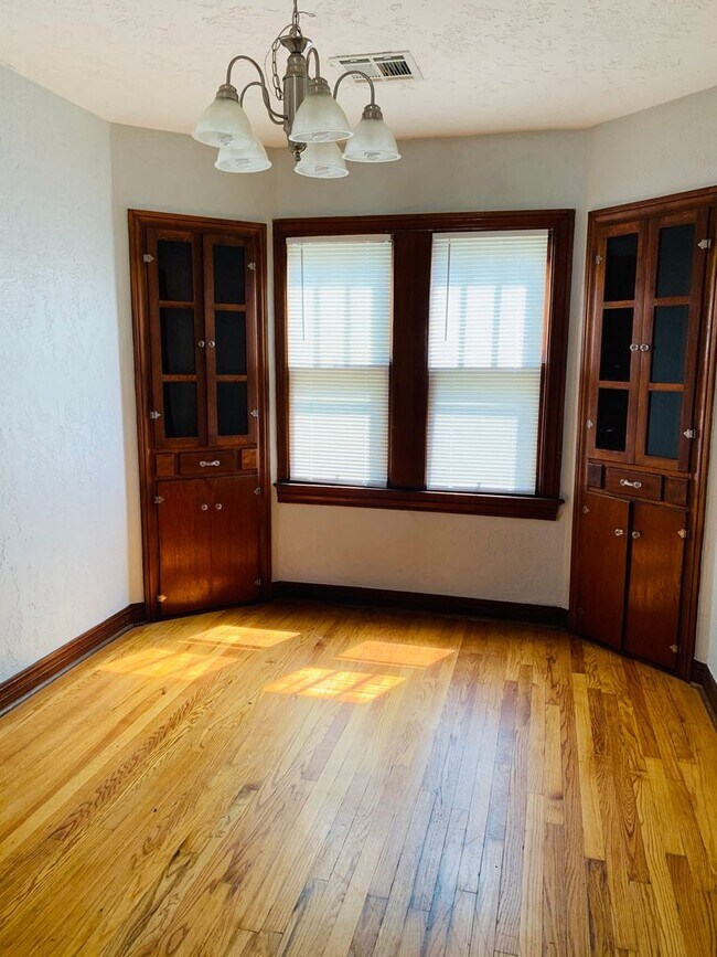 Building Photo - 1136 NW Oak Ave