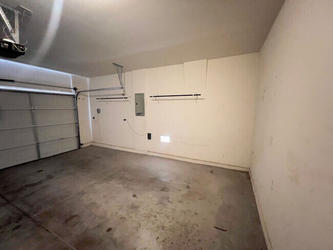 Building Photo - 4 bedroom, 3 bathroom home located in Southwest, NV!