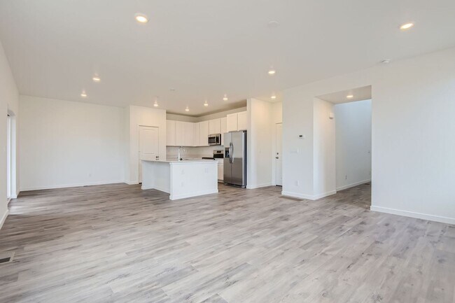 Building Photo - Luxurious 3bd 2.5 paired home in Dove Village!