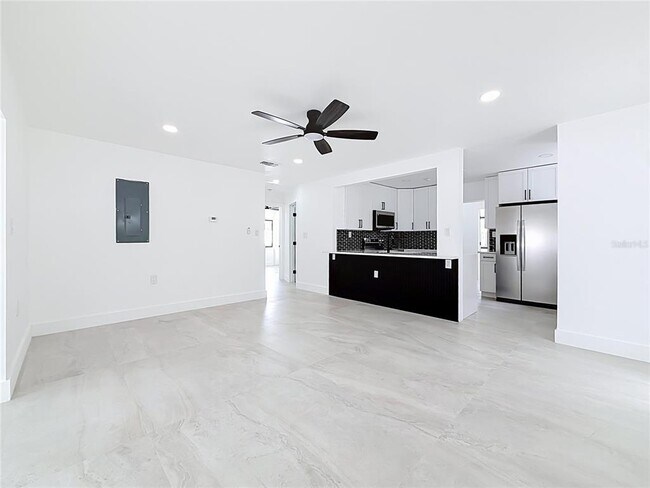 Building Photo - 2472 Tradewinds Dr