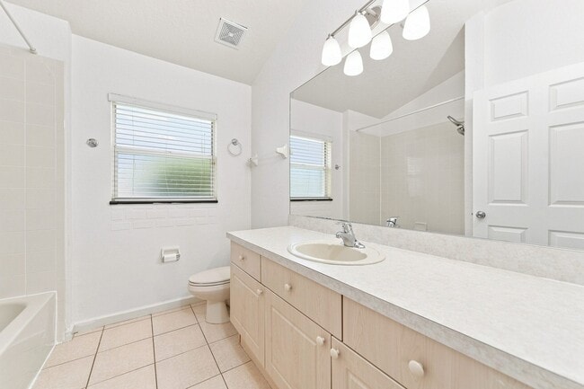 Building Photo - 2821 Maguire Dr