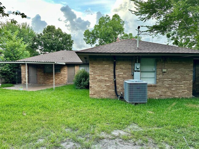 Building Photo - 3216 Edmonton Dr