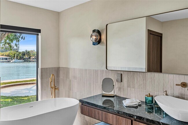 Building Photo - 1170 S Biscayne Point Rd