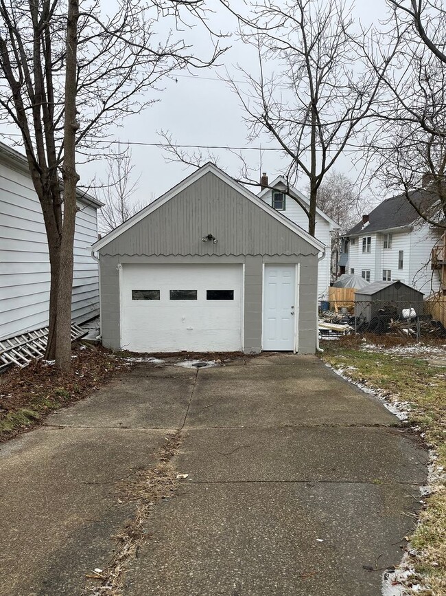 Building Photo - Old Brooklyn Area - 3 Bedrooms - Single Fa...