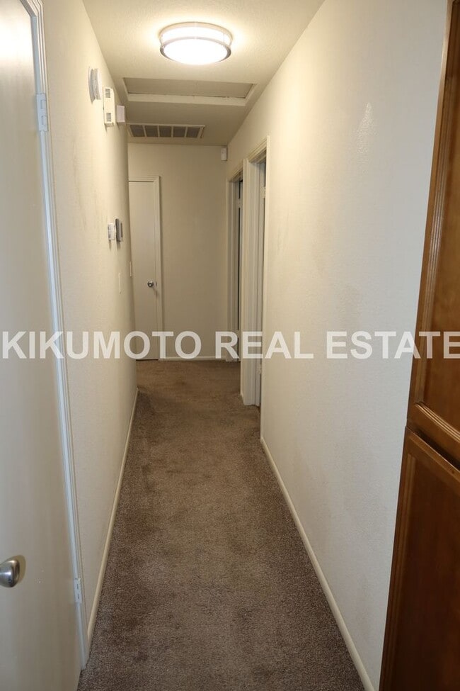 Building Photo - 3 Bedroom, 2 Bath, 2 Car garage in the Poc...