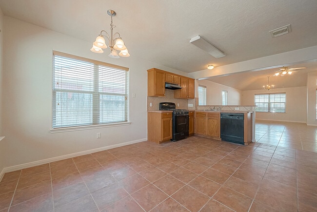 Building Photo - Spacious 3-Bedroom, 2-Bathroom Home with F...