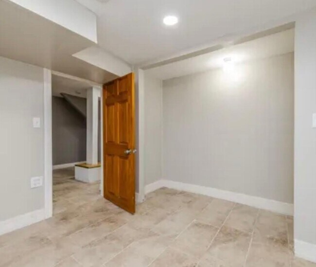 Building Photo - Spacious 4BR Duplex | Modern Upgrades | St...