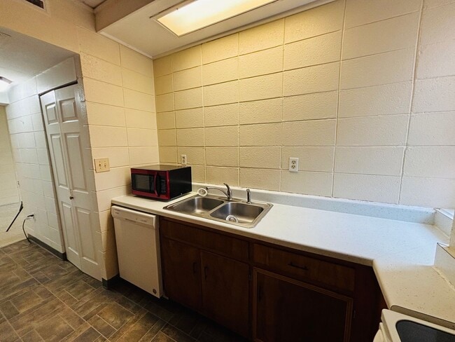 Building Photo - 904 Brightwood Manor Dr