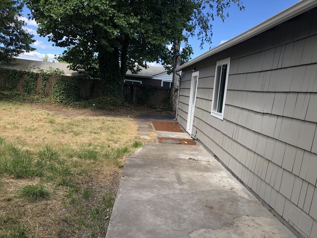 Building Photo - Freshly remodeled 3 bedroom 1 bathroom house!