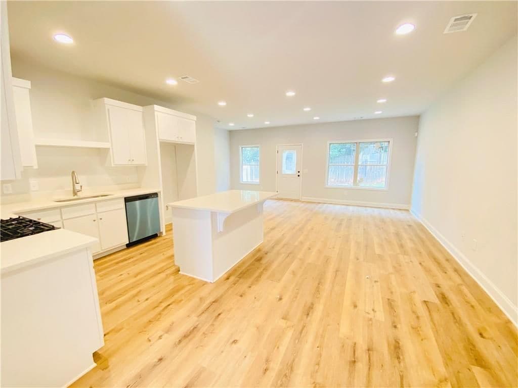 Building Photo - 1095 N Village Dr