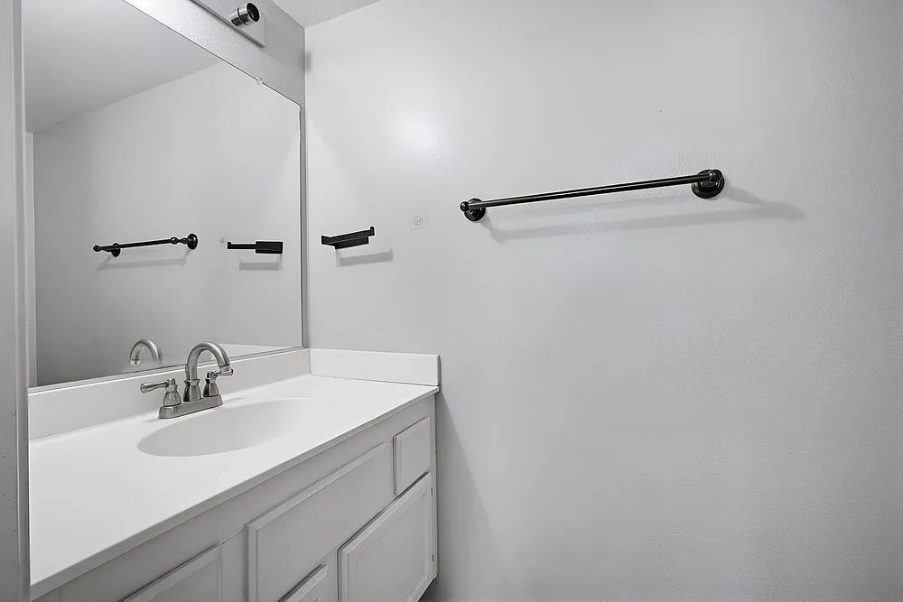 Building Photo - 1856 Avenida San Sebastian