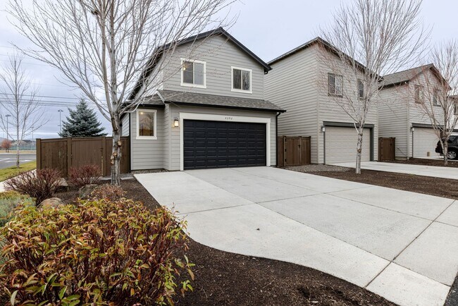 Building Photo - Charming Redmond Craftsman Retreat – Stylish 3-Bed, 3-Bath Home with Community Amenities