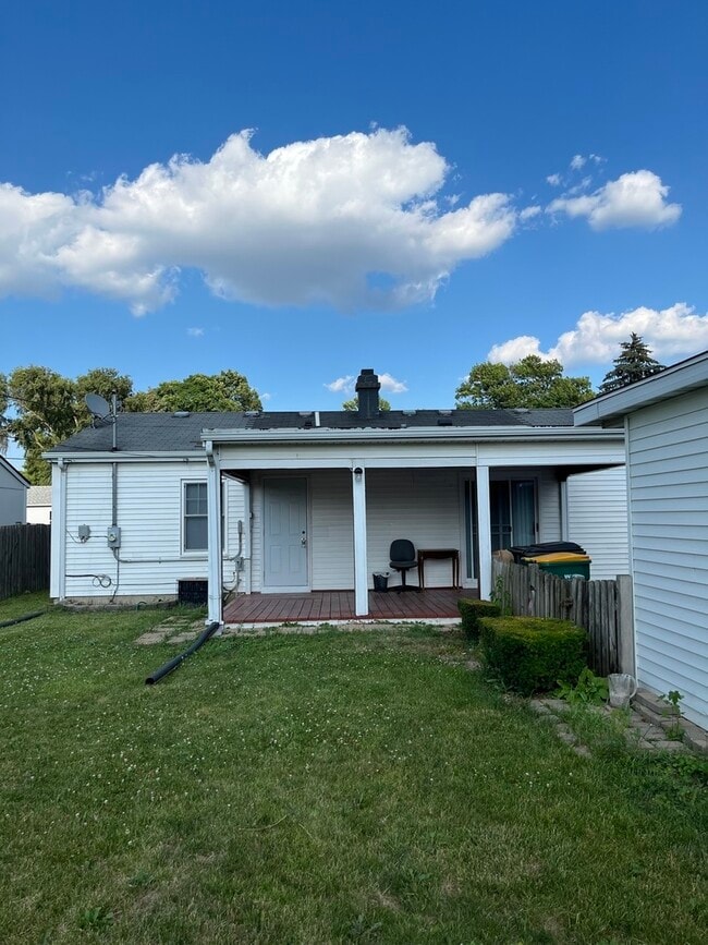 Building Photo - 446 Montrose Dr