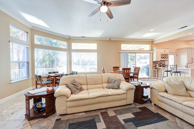 Building Photo - OPEN FLOOR PLAN WITH SIDEYARD PARKING AND ...