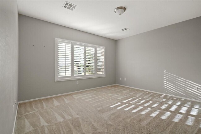 Building Photo - Lovely Home