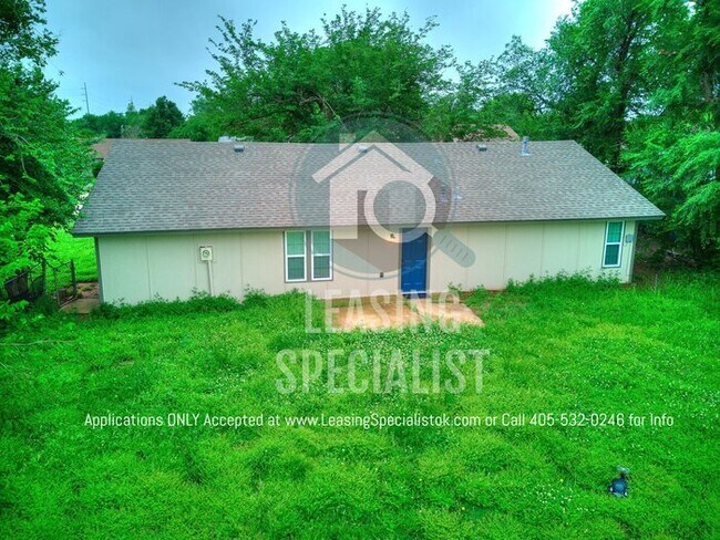 Building Photo - Adorable Norman 3 Bed 1.5 Bath House!