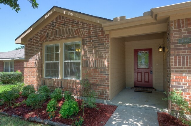 Building Photo - Updated 4 Bedroom 2 Bath home for Lease in...