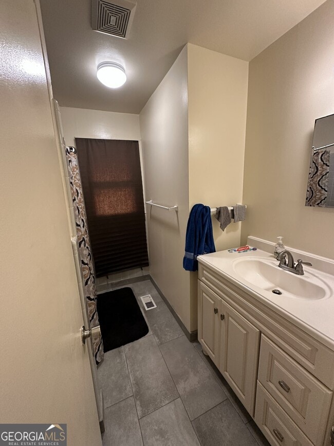 Building Photo - 105 Cedar Dr