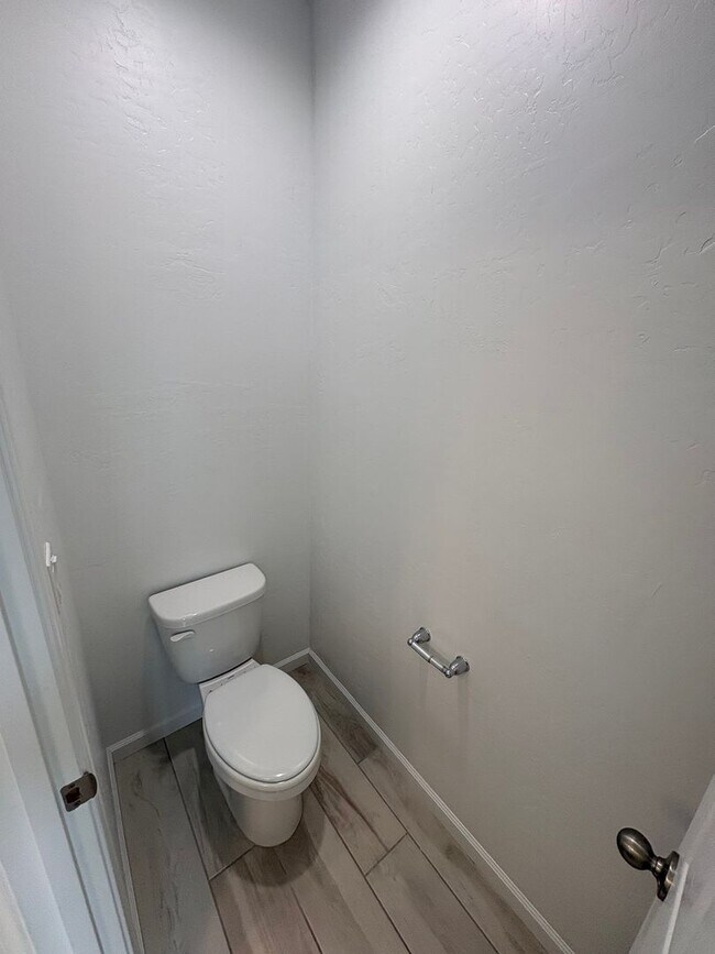 Building Photo - NW Visalia Home For Rent! Close to sports park & shopping centers!