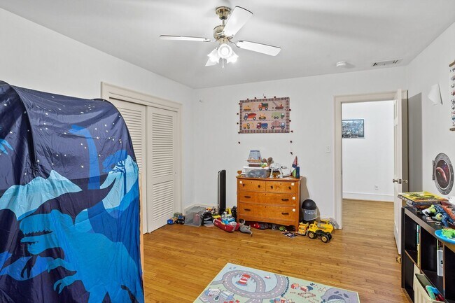 Building Photo - Beautiful brick home on a 1-acre lakefront...
