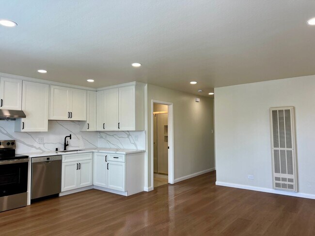 Building Photo - Light, bright & all NEW inside. Beautiful upgrades in this naturally bright 2 bd, 1 ba unit with ...