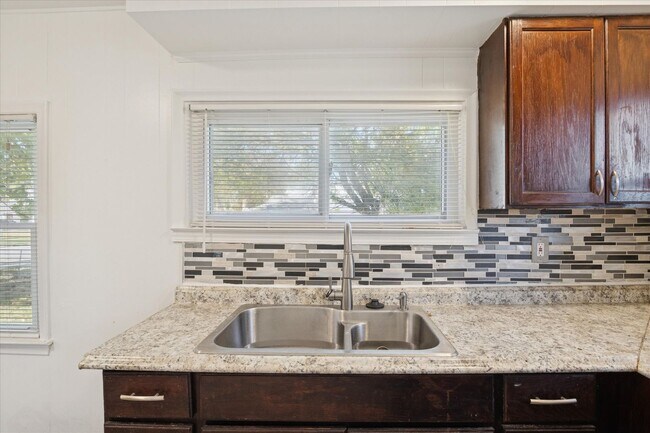 Building Photo - Redford - 3 Bedroom - $1,400/month