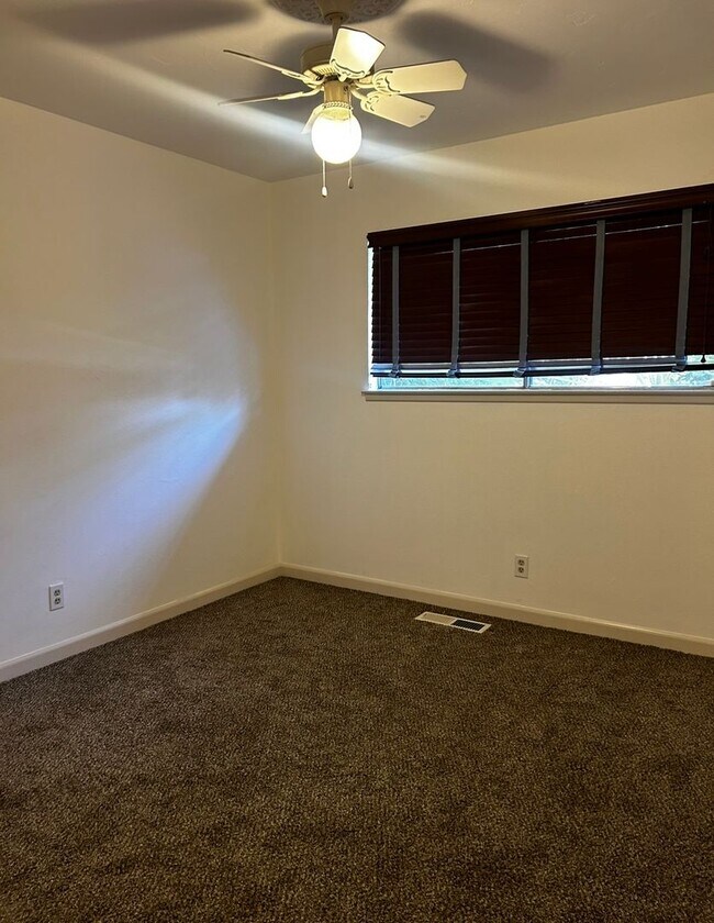 Building Photo - Immaculate North Fresno 3/2
