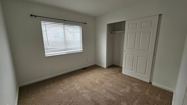 Building Photo - Spacious Newly Renovated Home