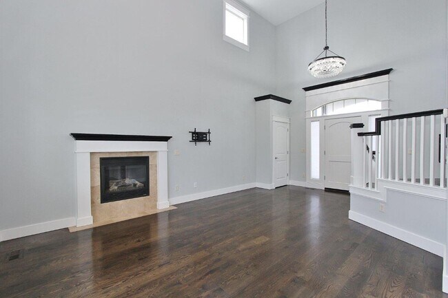 Building Photo - Adorable Craftsman Style Home