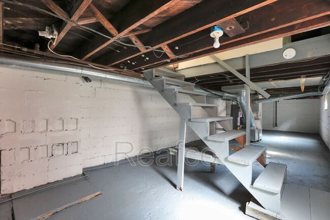 Building Photo - 463 Reinhard Ave
