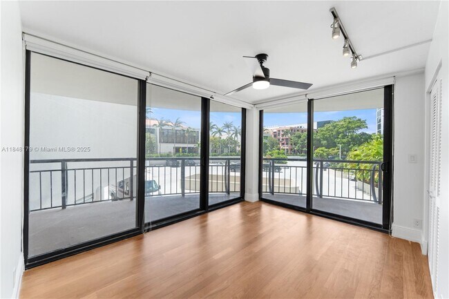 Building Photo - 2843 S Bayshore Dr