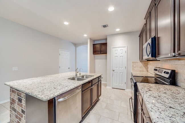 Building Photo - UPDATED SINGLE-STORY HOME IN WOLF CREEK SUBDIVISION