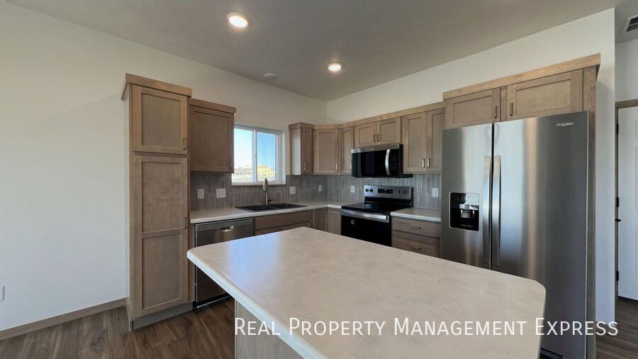 Building Photo - Modern 3 Bed 2.5 Bath Townhome Located in ...
