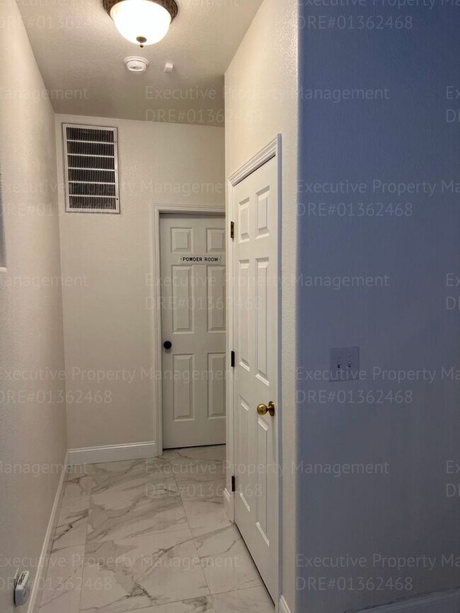 Building Photo - Stunning 4-bedroom, 3 bathroom home located in the westside of Bakersfield this spacious house of...