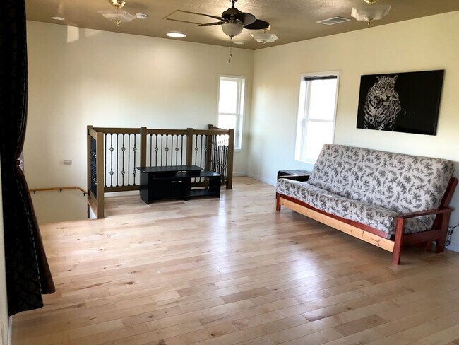 Building Photo - ** Modern 1 Bed / 1 Bath ADU – All Utiliti...